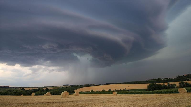 Bedrohliche Gewitterwolken verdunkeln den Himmel über Winnenden.