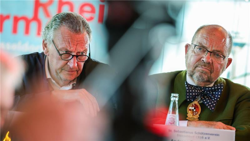 Rheinkirmes: Feuerwerk nach Unglück auf der Kippe Bedrückte Gesichter bei der Abschlusskonferenz zur Rheinkirmes nach dem Unglück beim Feuerwerk: Manfred Kirschenstein (l.) und Andreas-Paul Stieber.