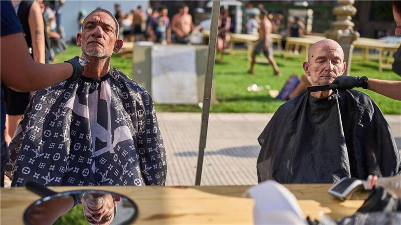 Bedürftige erhalten kostenlose Haarschnitte.