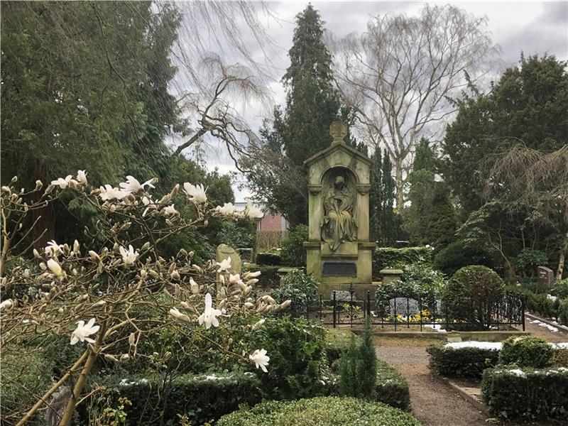 Beeindruckende Grabmäler und viel Grün zeichnen den Stader Horstfriedhof aus. Foto: Klempow