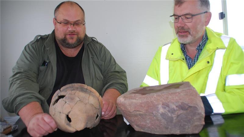 Archäologen machen in Beckdorf spektakuläre Entdeckung Beeindruckt von den Fundstücken aus der Vorrömischen Eisenzeit: Jan Bock (links) zeigt ein Keramikgefäß und Kreisarchäologe Daniel Nösler einen Schleifstein.