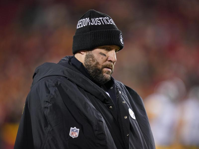 Beendet seine Football-Karriere: Quarterback Ben Roethlisberger von den Pittsburgh Steelers verlässt das Spielfeld. Foto: Ed Zurga/AP/dpa