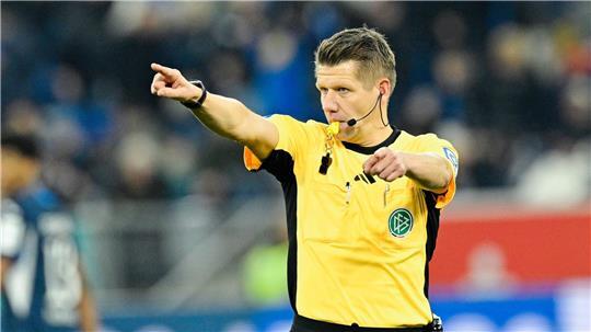 Beendet seine Karriere: Bundesliga-Schiedsrichter Patrick Ittrich. (Archivbild) 