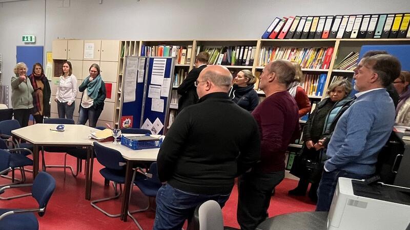 Beengte Verhältnisse: In diesem Lehrerzimmer in der Grundschule "Am Rotkäppchenweg" soll für bis zu 25 Lehrkräfte sein.