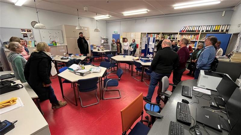 Beengte Verhältnisse: In diesem Lehrerzimmer in der Grundschule Am Rotkäppchenweg soll Platz für bis zu 25 Lehrkräfte sein.