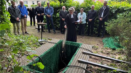 Beerdigung auf dem Alten Friedhof: Pastorin Dorlies Schulze am neuen Grab der 80 Toten, deren sterbliche Überreste im Jahr 2019 an der Liebfrauenkirche in Horneburg ausgegraben worden sind.