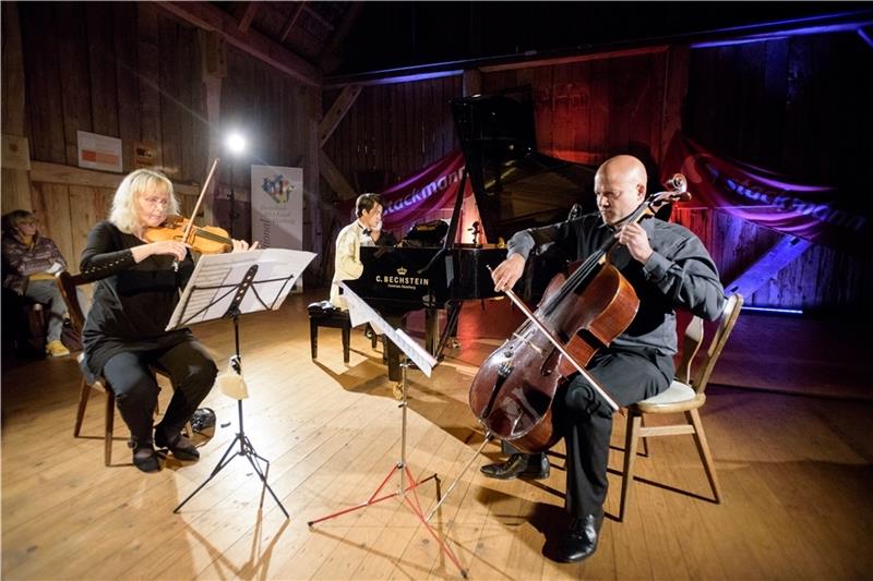 Beethoven-Donnern in der Harmshof-Scheune: Haiou Zhang mit NDR-Radiophilharmonikern Katrin Rabus und Oliver Mascarenhas. Fotos: Jan Iso Juergens