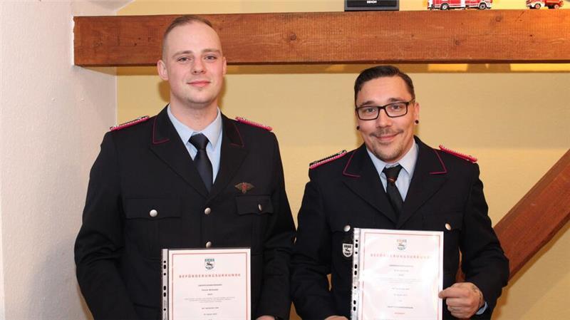Feuerwehr Harsefeld: Schwerer Verkehrsunfall bleibt in Erinnerung Beförderung: Florian Widawski (links) und Robin Schmidt sind jetzt Hauptfeuerwehrmänner.