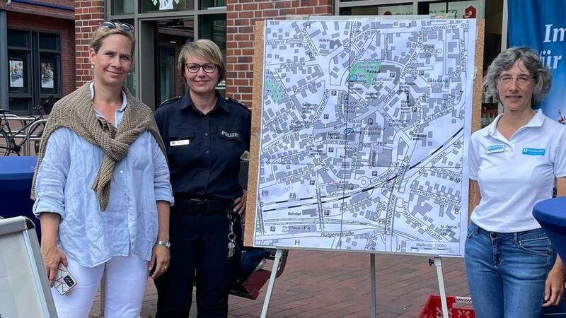 Befragung zu Angsträumen 2022 in Buchholz: Die damalige Gleichstellungsbeauftragte Jasmin Eisenhut, Kontaktbeamtin Katrin Ragge und Martina Mohr (von links) vom Weissen Ring auf dem Wochenmarkt.