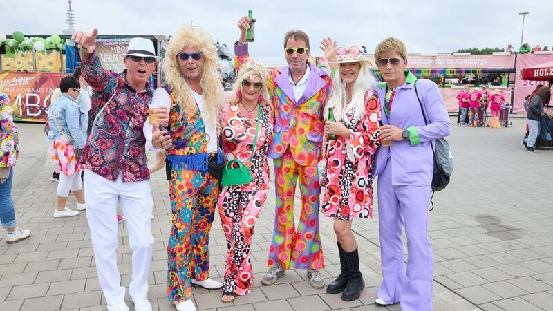 Flower-Power beim 26. Schlagermove in Hamburg Befreundete Pärchen aus Wedemark bei Hannover posieren auf dem Heiligengeistfeld.