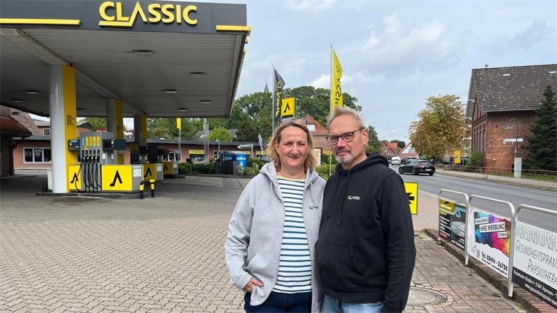 Befürchten durch die Vollsperrung große Einbußen: Das Betreiberpaar der Classic-Tankstelle Imke und Arno Eckstein.