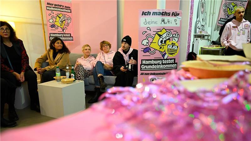 Enttäuschung über Niederlage beim Grundeinkommens-Entscheid Befürworter der Volksinitiative zum Grundeinkommen sind enttäuscht über das negative Abstimmungsergebnis.