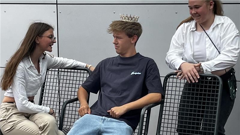 Begegnung mit einem Prinzen am Busbahnhof.