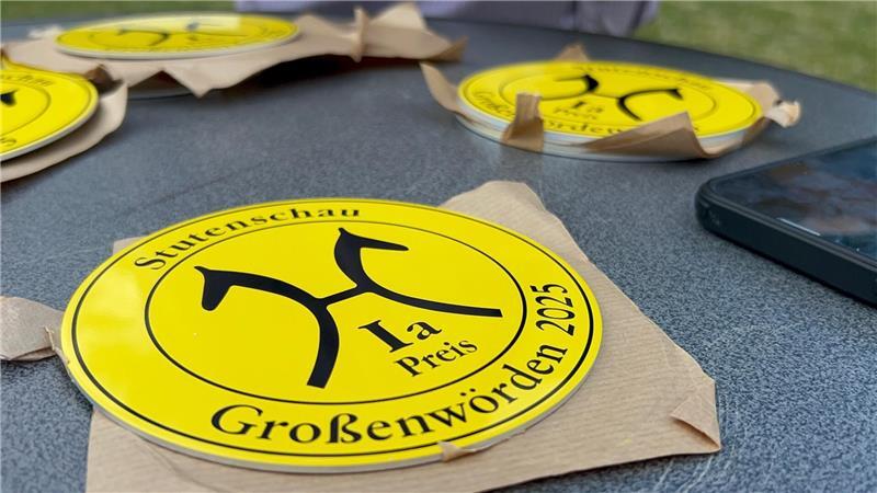 Begehrte Plakette: Bei der Stutenschau in Großenwörden erhalten 10 von 19 Stuten die Prämierung 1a.