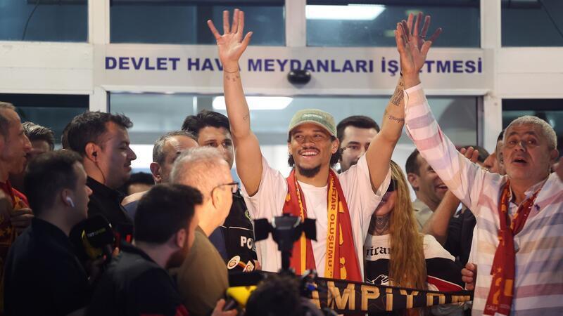 Sané in Istanbul begeistert empfangen: „Freue mich mega“ Begeisterter Empfang: Leroy Sané bei seiner Ankunft in Istanbul.