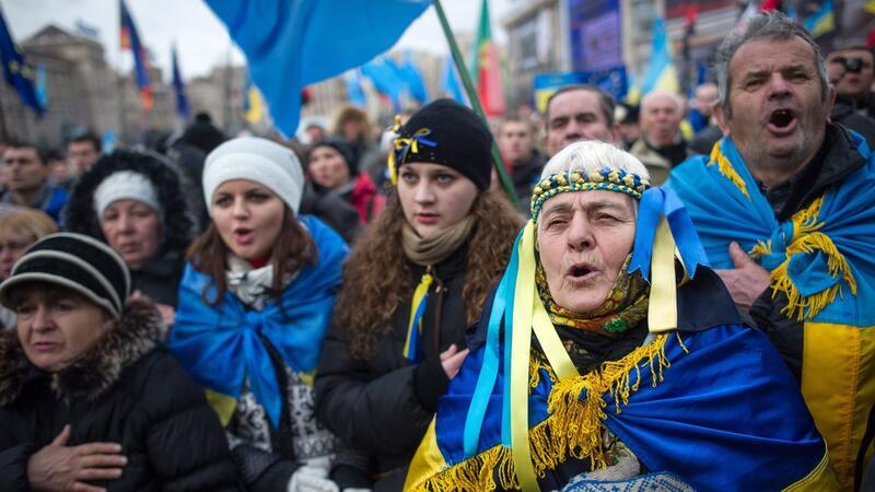 Beginn der Maidan-Proteste: Ukrainische Bürgerinnen und Bürger singen im November 2013 auf dem Unabhängigkeitsplatz in Kiew die Nationalhsymne.