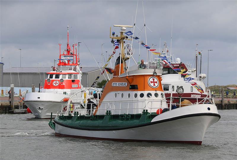 Begleitet von einem Rettungsschiff der Deutschen Gesellschaft zur Rettung Schiffbrüchiger (DGzRS) kehrt der frühere Rettungskreuzer «Otto Schülke» (r) nach rund 24 Jahren als Museumsschiff zurück an seinen früheren Einsatzort - nach Norderney. Der Verein «Museumskreuzer Otto Schülke» bemühte sich jahrelang um den Erhalt. Künftig soll sie als Museumsschiff im Hafen der ostfriesischen Insel liegen. Foto: Volker Bartels/dpa