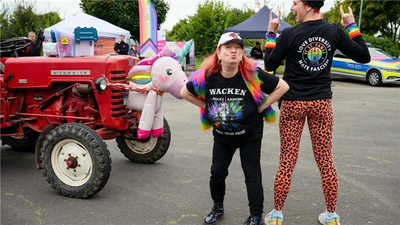 Begleitet werden die Demonstrierenden auch von einem roten Traktor.