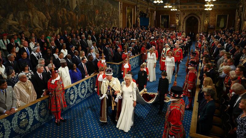 Pomp und Politik: Charles stellt Labours Regierungsplan vor Begleitet wird er von seiner Frau Königin Camilla.