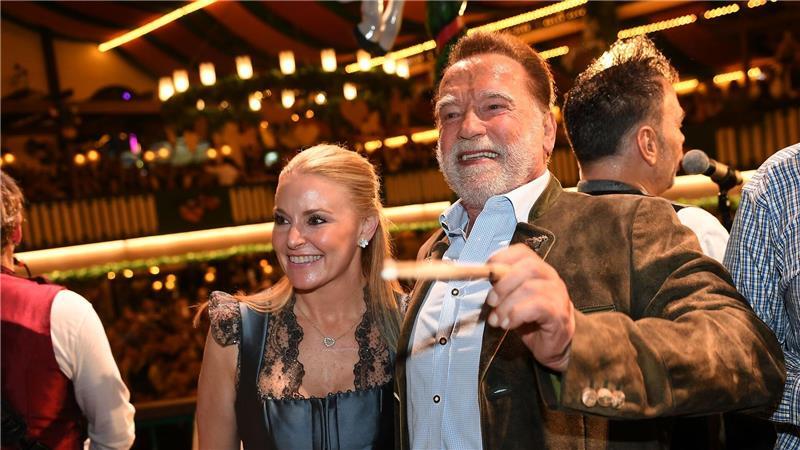 Begleitet wurde Schwarzenegger von seiner Lebensgefährtin Heather.