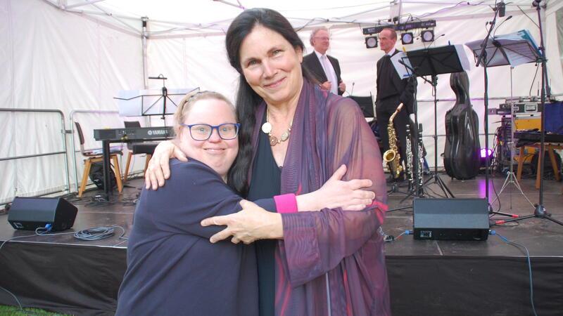 New York, Hamburg, Harsefeld: Warum eine international bekannte Musikerin im Klosterpark auftritt Begrüßung in der Pause: Flötistin Jocelyne Fillion-Kelch mit ihrer Harsefelder Schülerin Mareike Krüger.