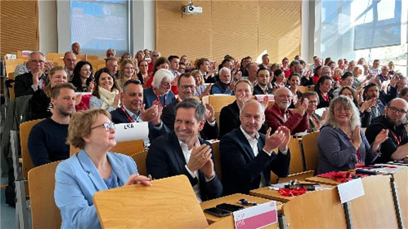 Begrüßungsapplaus für Innenministerin Daniela Behrens (vorne links), die zur Rechten des designierten Ministerpräsidenten Olaf Lies sitzt.