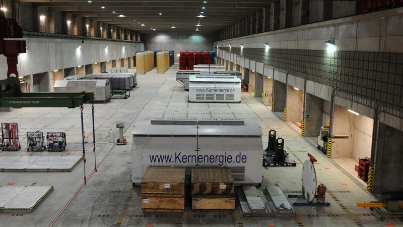 Atommüll in Gorleben soll mit Schutzwand gesichert werden Behälter mit radioaktiven Abfällen (hinten) und Transporthauben stehen im Transportbehälterlager im Zwischenlager in Gorleben.