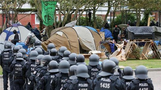 Behelmte Polizisten 2022 bei der freiwilligen Räumung des Punk-Protestcamps auf Sylt.