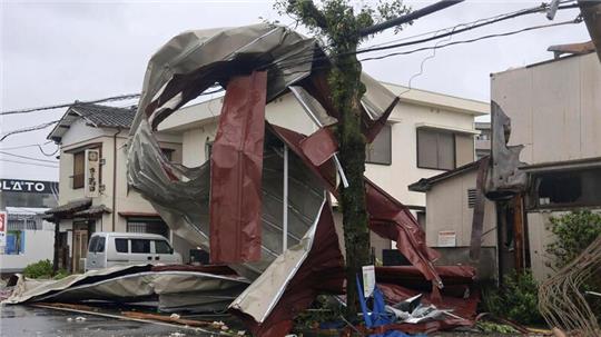 Behörden in Japan warnen die Bewohner vor den Gefahren durch den starken Taifun.  