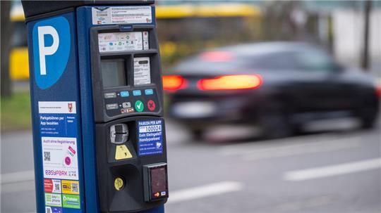 Behörden warnen vor Betrügereien an Parkautomaten, bei denen Kriminelle echte QR-Codes überkleben.