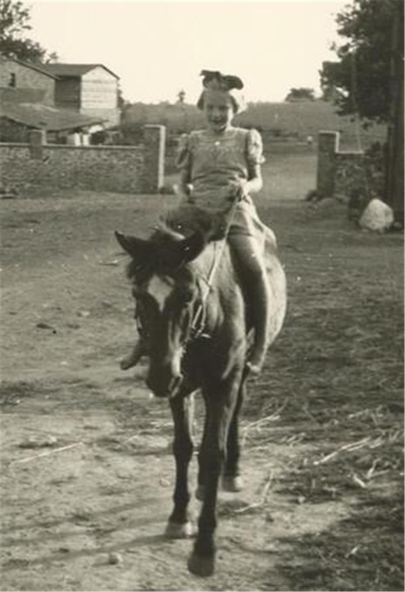 Behütete Kindheit: Erika beim Reiten auf dem Gutshof in Amalienruh.