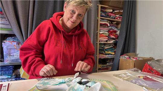 Behutsam packt Melanie Hesse-Völkner das Set aus winzigem Cape, Moon und Erinnerungsstücken zusammen.