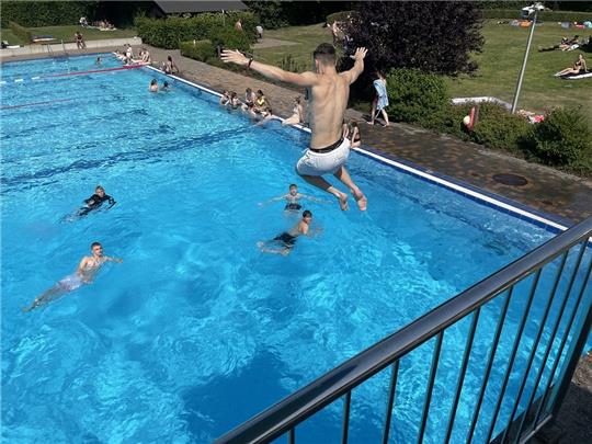 Bei 34 Grad hilft nur eins: Der Sprung ins kalte Wasser – wie hier im Harsefelder Freibad