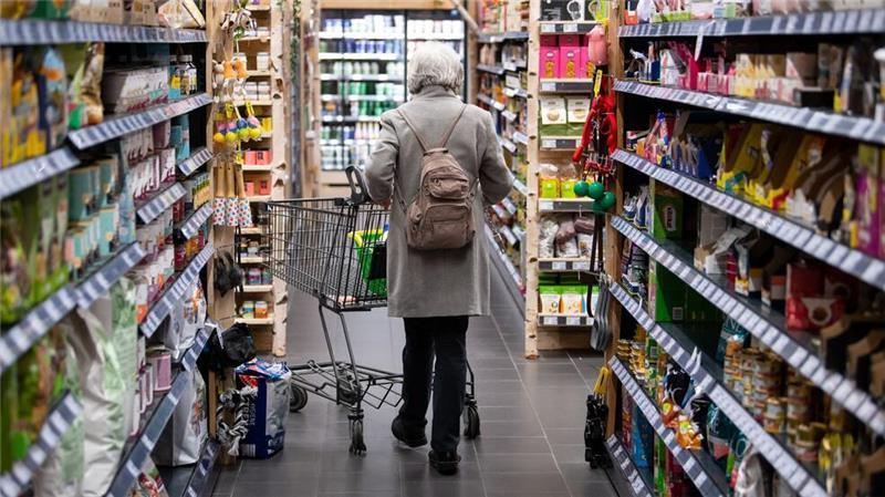 Verbraucherschützer finden weniger Mogelpackungen Bei 67 Produkten haben Verbraucherschützer im Jahr 2024 versteckten Preiserhöhungen festgestellt. (Symbolbild)