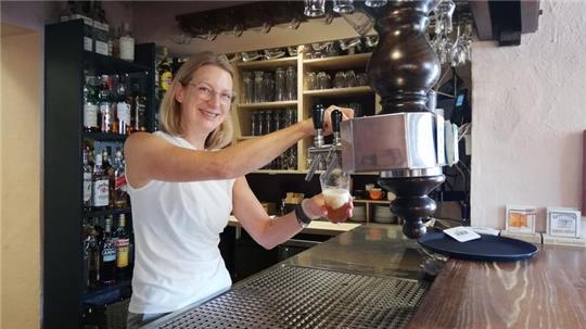 Bei Angela Scholz gibt es vier Biersorten frisch vom Fass.