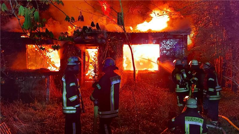 Unbewohntes Haus in Himmelpforten brennt bis auf die Grundmauern nieder Bei Ankunft der Feuerwehr stand das Gebäude bereits in Vollbrand.