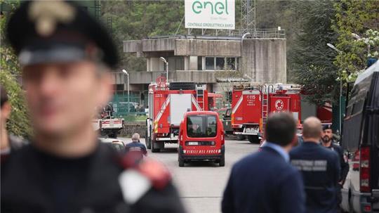 Bei Arbeiten an einer Turbine in etwa 30 Metern Tiefe soll aus zunächst ungeklärter Ursache ein Feuer ausgebrochen sein.