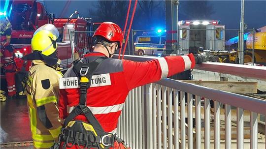 Bei Arbeiten auf der Großbaustelle an der Hadelner Kanalschleuse ist in der vergangenen Woche ein 53-jähriger Arbeiter 15 Meter in die Tiefe gestürzt. Foto: Feuerwehr Cuxhaven