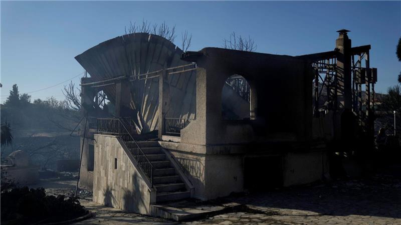 Große Hitze und Brände in Griechenland Bei Athen wurden 13 Häuser von einem Großbrand stark beschädigt, manche sogar völlig zerstört.