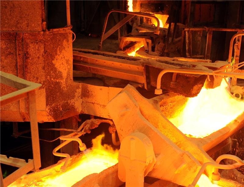 Bei Aurubis läuft flüssiges Kupfer aus dem Anodenofen. Das Werk auf der Veddel gehört zu Europas größtem Kupferkonzern.