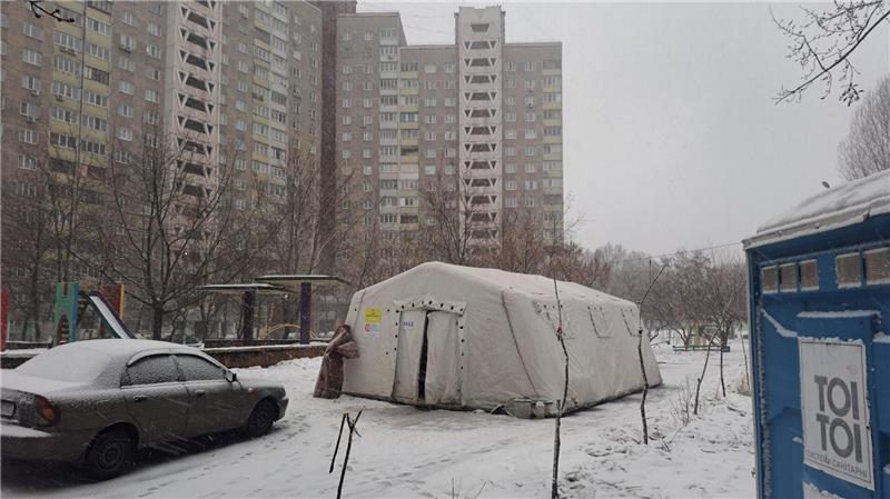 Bei Ausfällen der Wasserversorgung und eingefrorenen Wasserleitungen brauchen die Menschen in den betroffenen Stadtteilen von Kiew neben Wärmezelten auch Biotoiletten. (Archivbild)