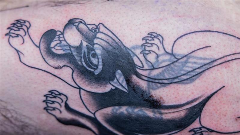 Hakenkreuz adieu: Sie übermalen kostenlos alte Nazi-Tattoos Bei Aussteiger Michael (Name geändert) entsteht über einem Reichsadler ein Panther.