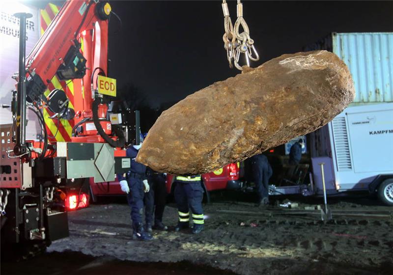 Bei Bauarbeiten auf dem Heiligengeistfeld in Hamburg-St. Pauli ist eine britische Fliegerbombe aus dem Zweiten Weltkrieg entdeckt worden. Foto: Bodo Marks/dpa