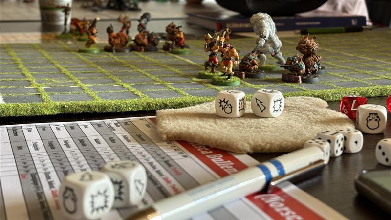 In diesem Horneburger Laden bekämpfen sich Piraten, Orks und Aliens Bei Bloodbowl treten Kreaturen aus dem Warhammer-Kosmos im American Football gegeneinander an.