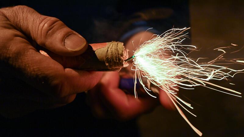Böller in der Hand explodiert? So geht Erste Hilfe Bei Böllern ist die Gefahr für Handverletzungen besonders groß.