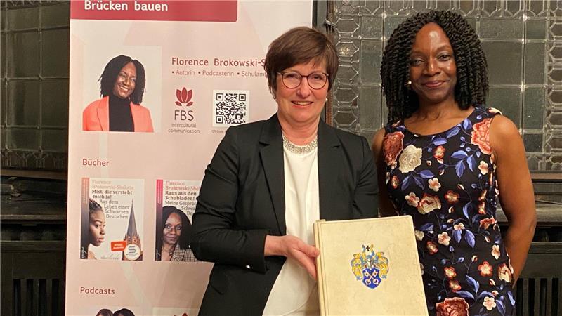 Bei Bürgermeisterin Katja Oldenburg-Schmidt sind die Einträge ins Goldene Buch handverlesen. Jetzt wurde Florence Brokowski-Shekete diese seltene Ehre zuteil.
