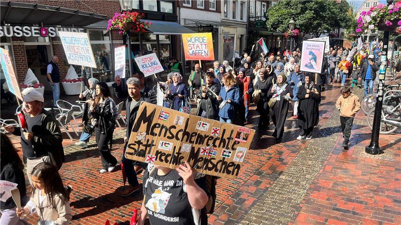 „Angriff auf die Menschlichkeit“: 200 Menschen bei Gaza-Demo in Buxtehude Bei „Buxtehude Bangs The Pot“ zog der Demonstrationszug einmal durch die Altstadt.