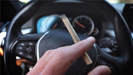 Bei Cannabis-Kontrollen im Straßenverkehr hat die Polizei derzeit kein spezielles Testgerät, um den Wert des berauschenden Wirkstoffs THC genau feststellen zu können. Bei ausreichenden Verdachtsmomenten kann eine Blutprobe angeordnet werden.
