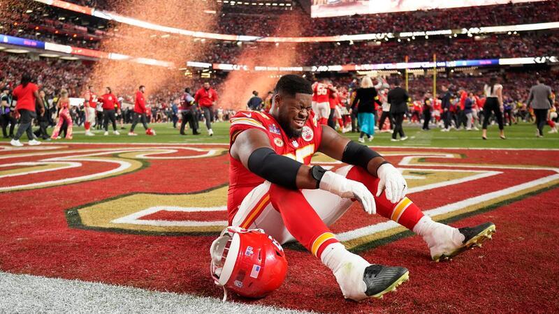 Super Bowl: Chiefs feiern mit Taylor Swift Bei Chiefs Guard Trey Smith fließen nach dem Sieg die Tränen.