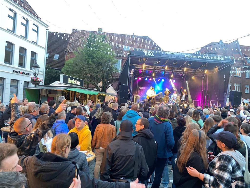 Bei Cosmopauli ist der Petri-Platz gerammelt voll und die Feierlaune auf dem Höh...